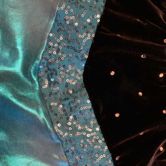 Shiny costume with velour bust & rhinestones. - Picture 4 of 9